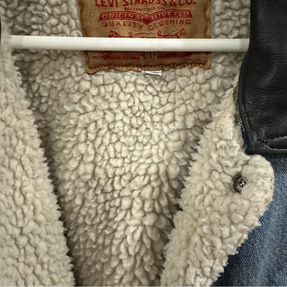 RARE Vintage Levi’s Sherpa-Lined Denim Trucker Jacket w/ Leather Collar – XL